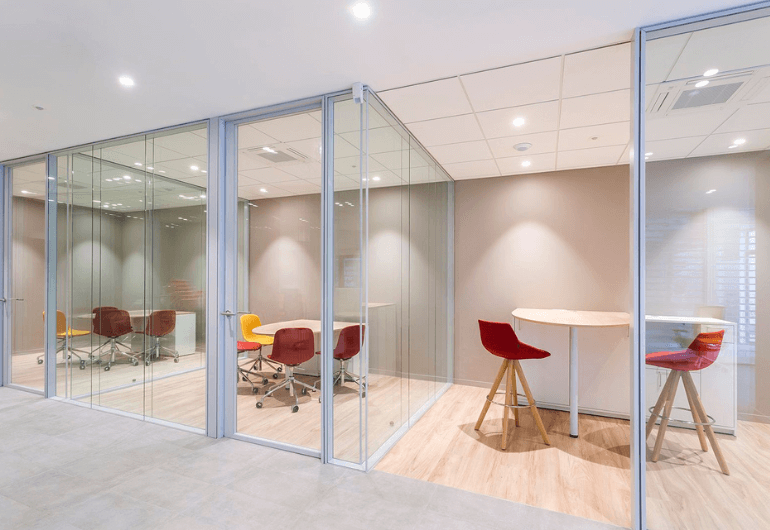 Mamparas de oficina en Sevilla, transforma tu espacio de trabajo con soluciones modulares